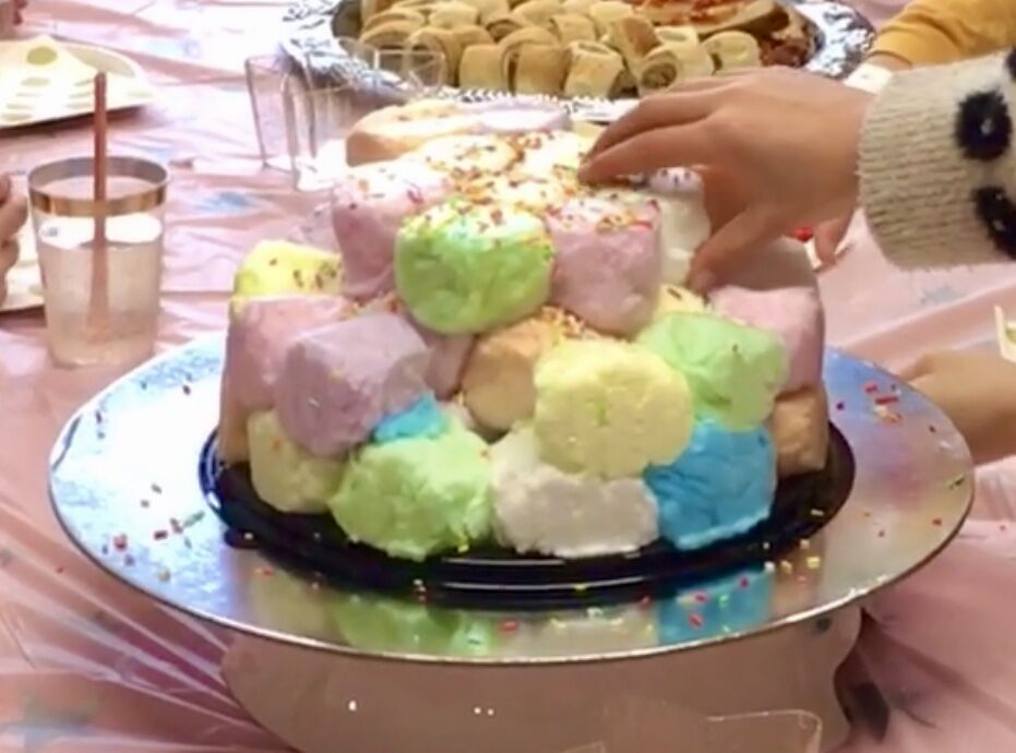 Party Puffs Candy Floss Cake - Image 4